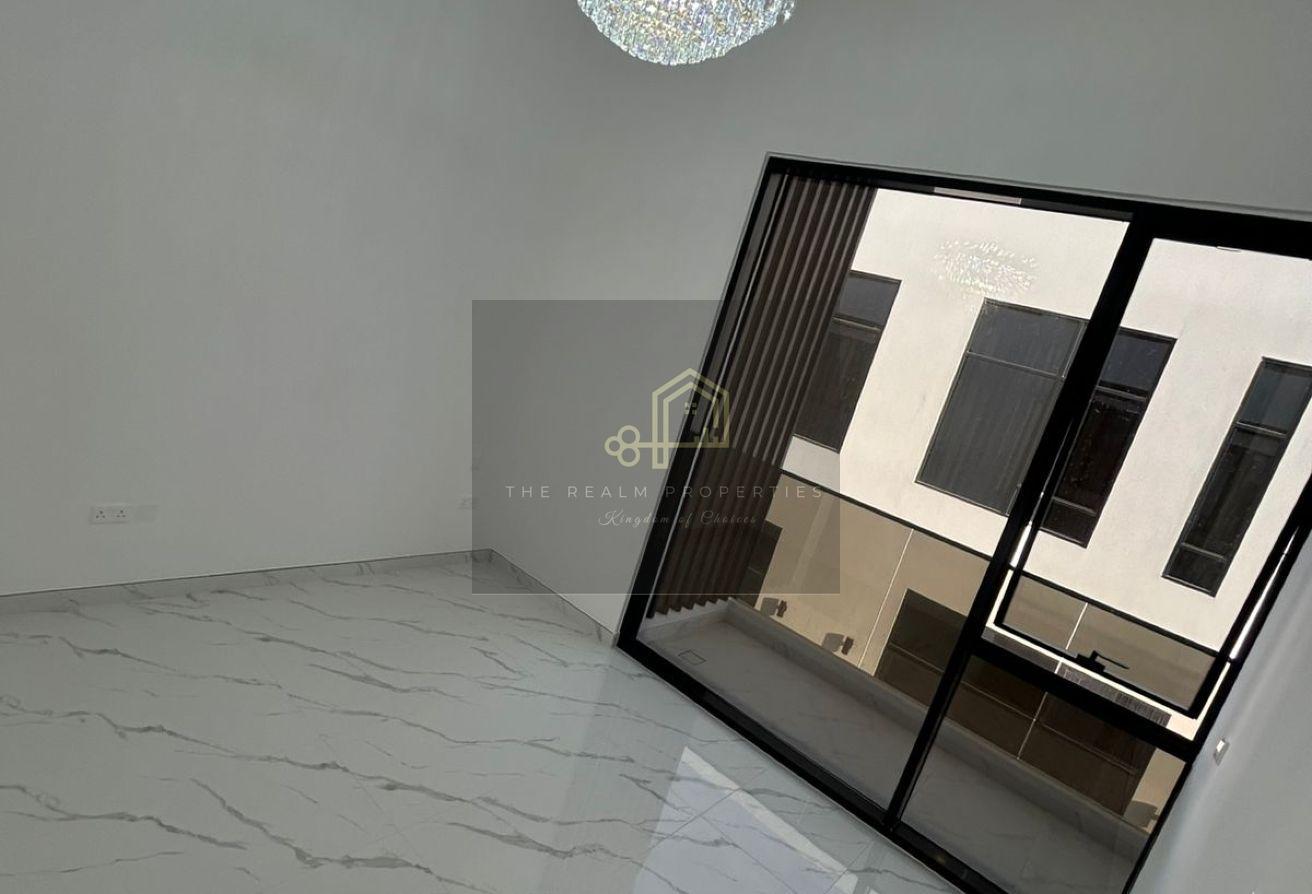 Spacious 6BR Villa in Jumeirah 1 with Maids Room photo 22