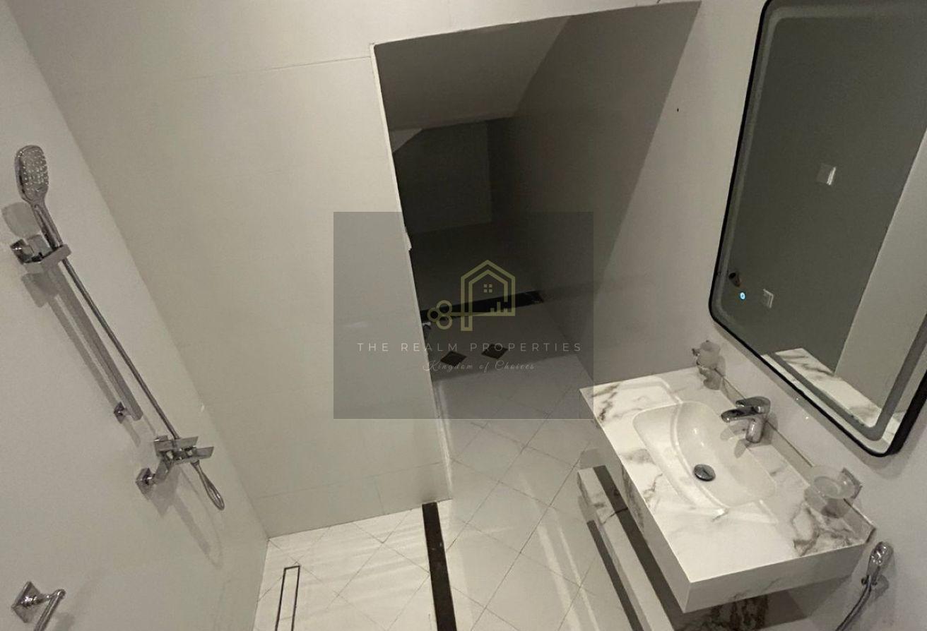 Spacious 6BR Villa in Jumeirah 1 with Maids Room photo 11