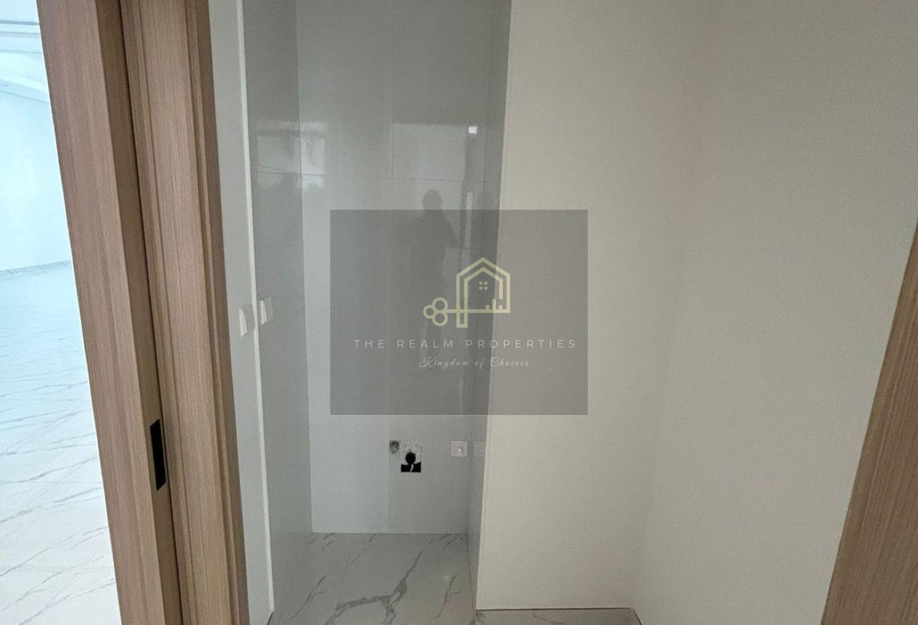 Spacious 6BR Villa in Jumeirah 1 with Maids Room photo 12