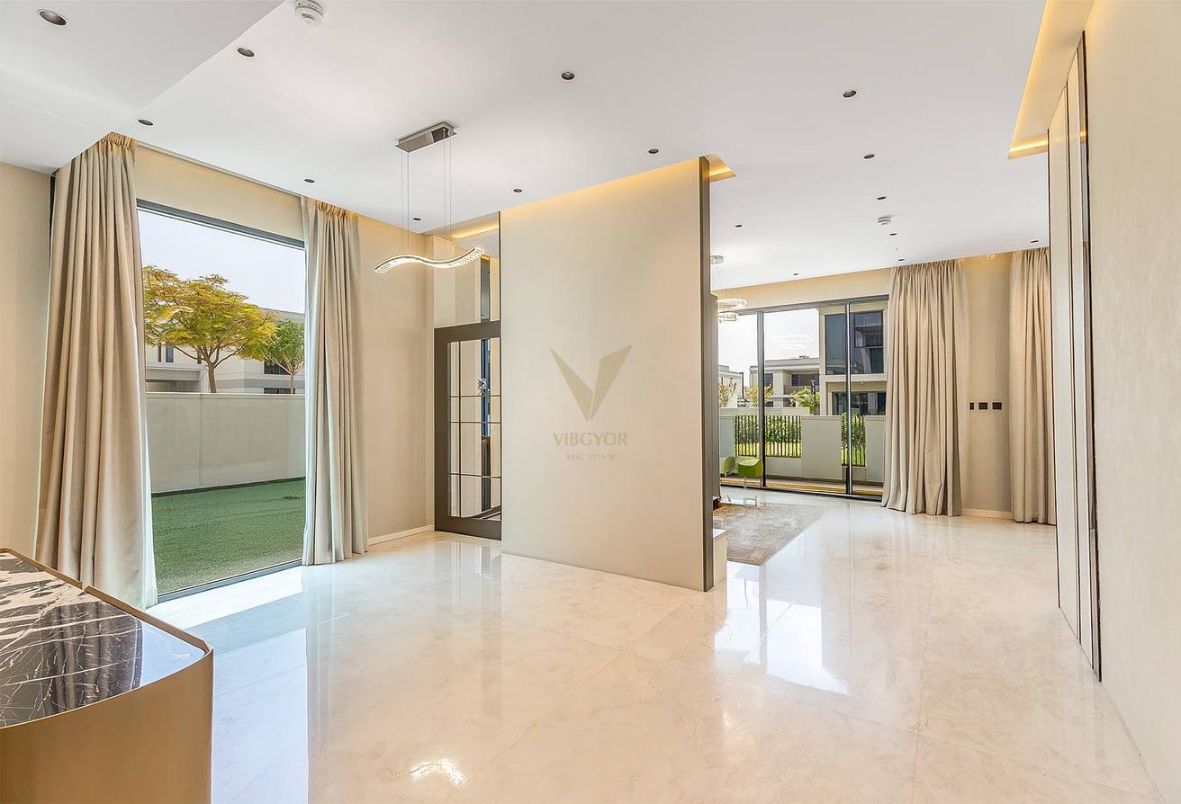 UPGRADED 5BR+M | GARDEN SUITE | CORNER VILLA photo 6