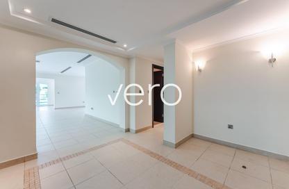 Villa - 3 Bedrooms - 4 Bathrooms for rent in District 7 - Jumeirah Park - Dubai