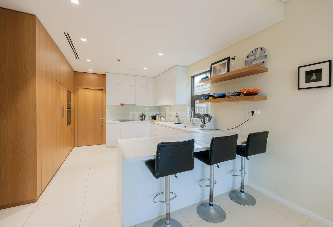 Exclusive| Immaculate Condition | Lake View photo 8
