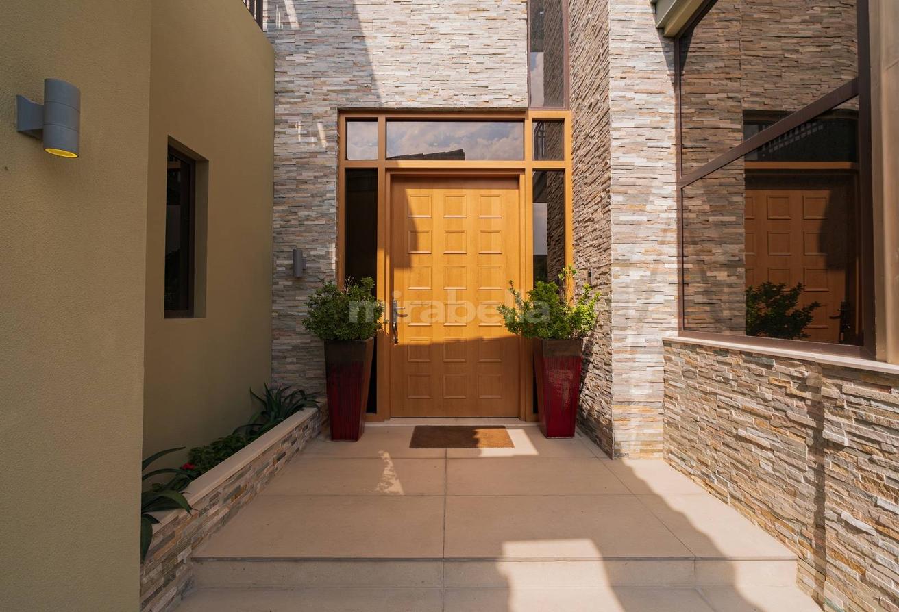 Exclusive| Immaculate Condition | Lake View photo 17