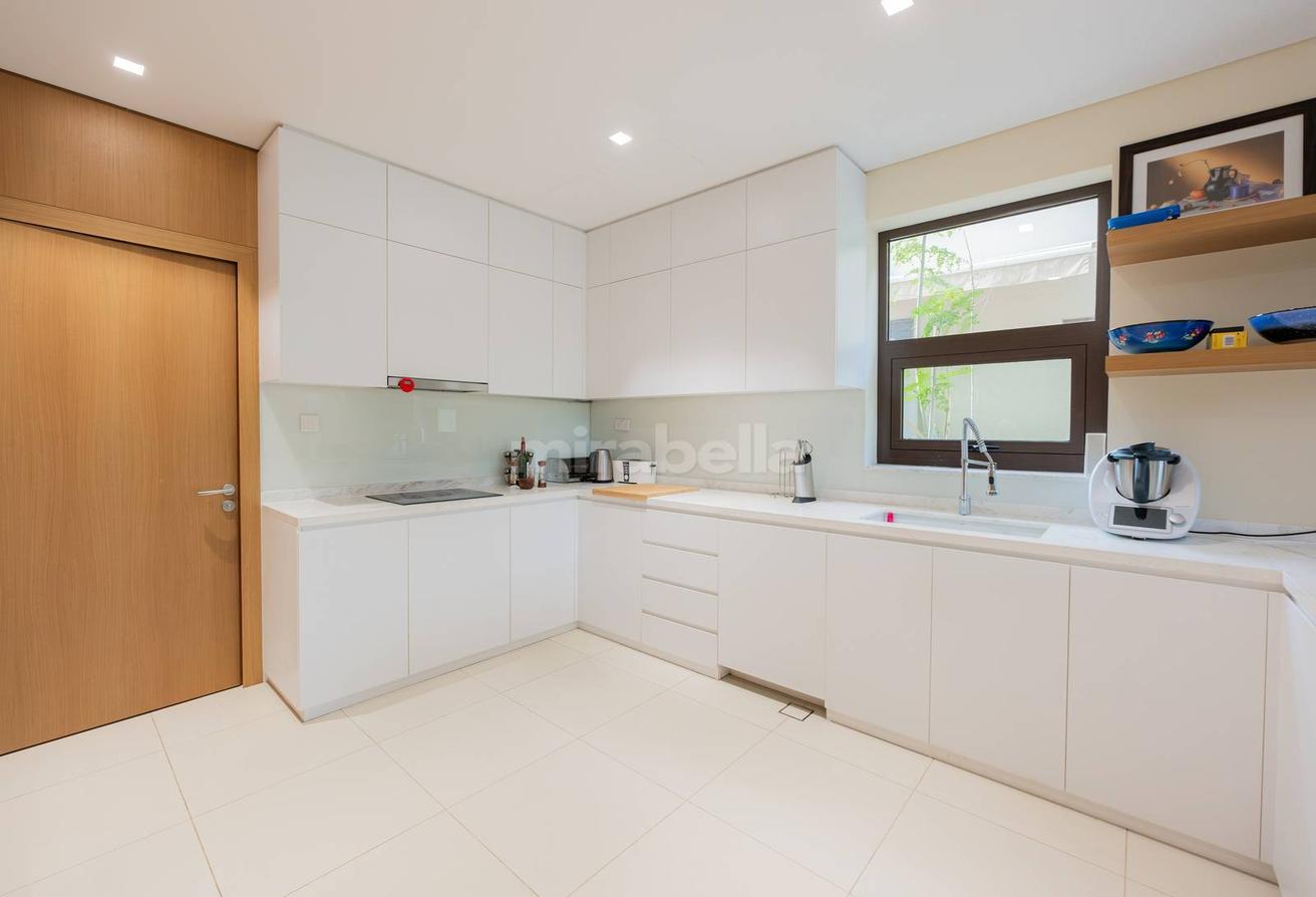 Exclusive| Immaculate Condition | Lake View photo 9