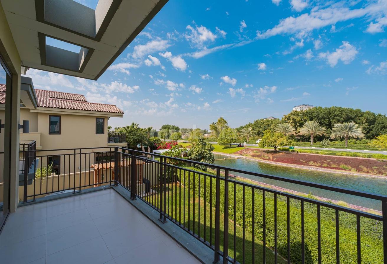 Exclusive| Immaculate Condition | Lake View photo 14