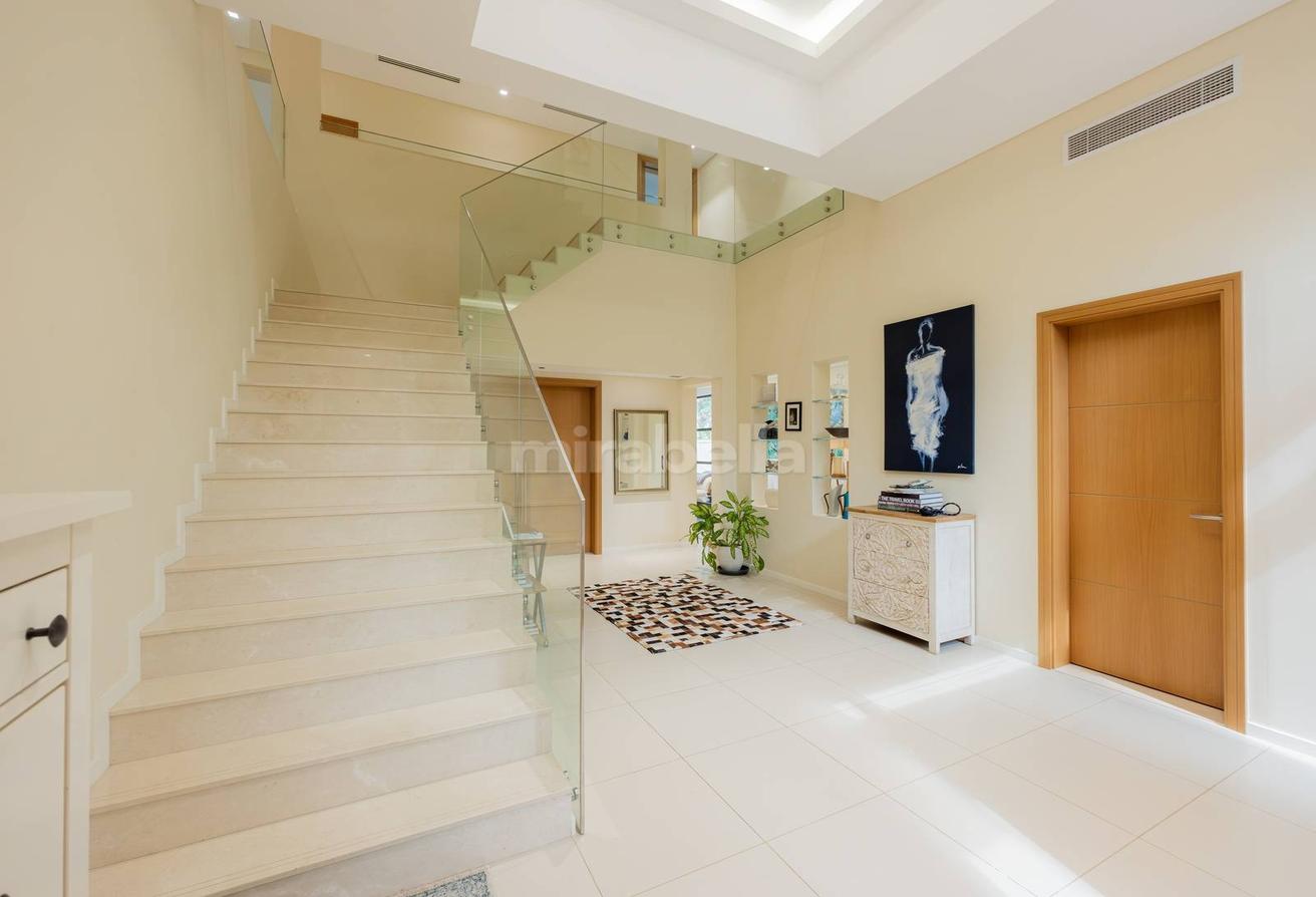 Exclusive| Immaculate Condition | Lake View photo 12