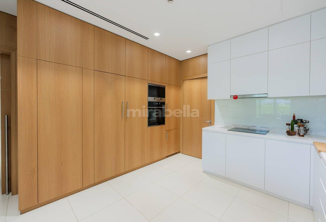 Exclusive| Immaculate Condition | Lake View photo 10
