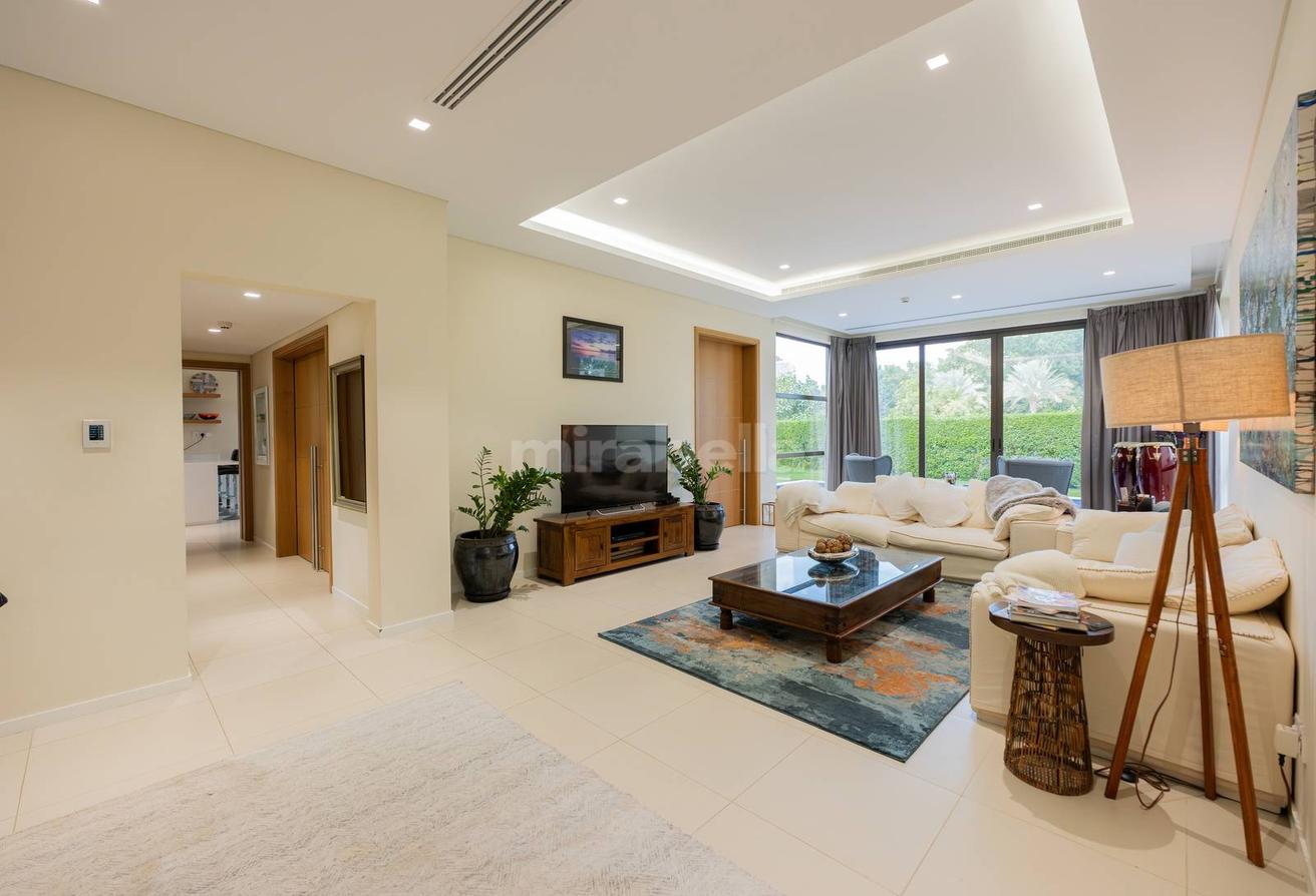 Exclusive| Immaculate Condition | Lake View photo 5