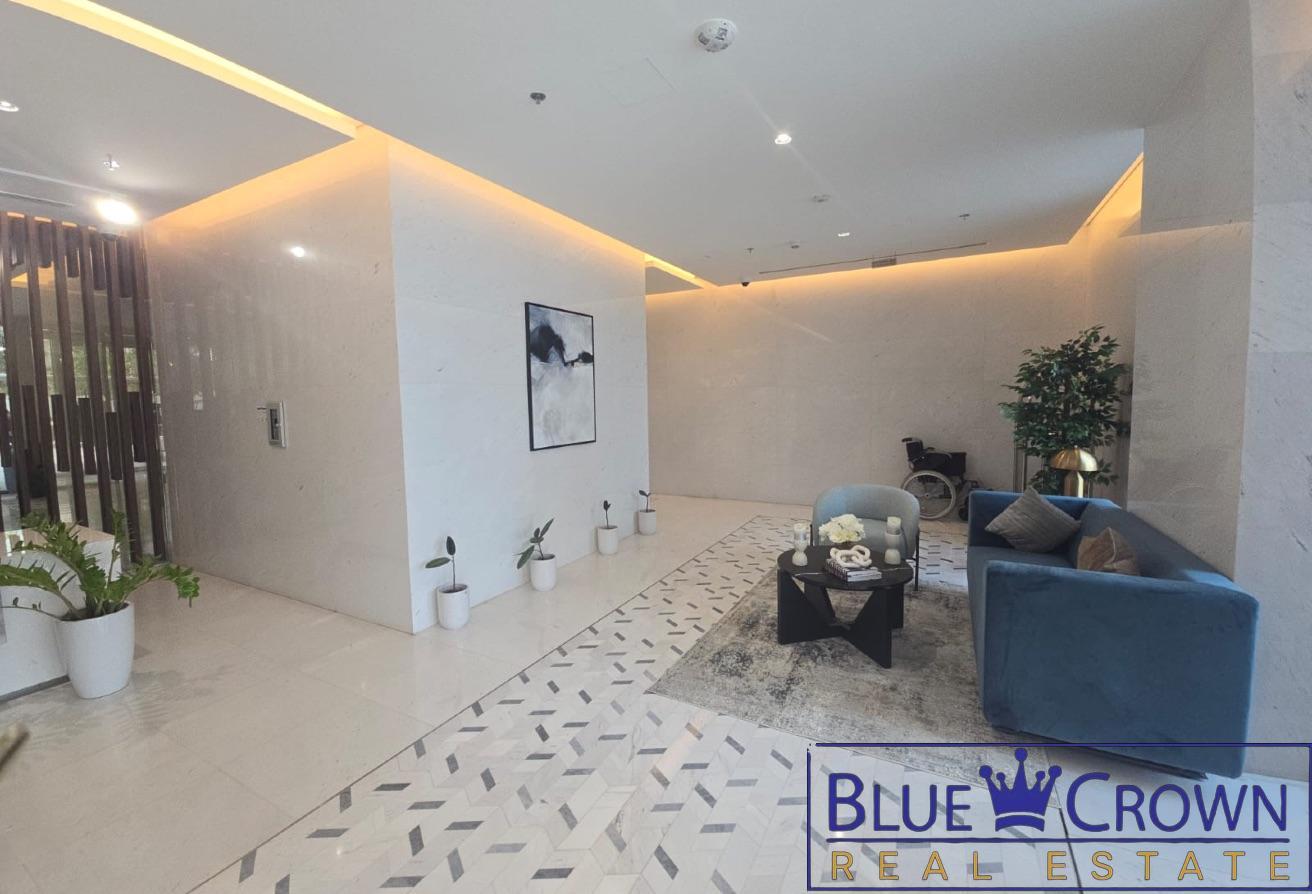 Modern 1BR | Spacious Layout/ corner unit photo 8
