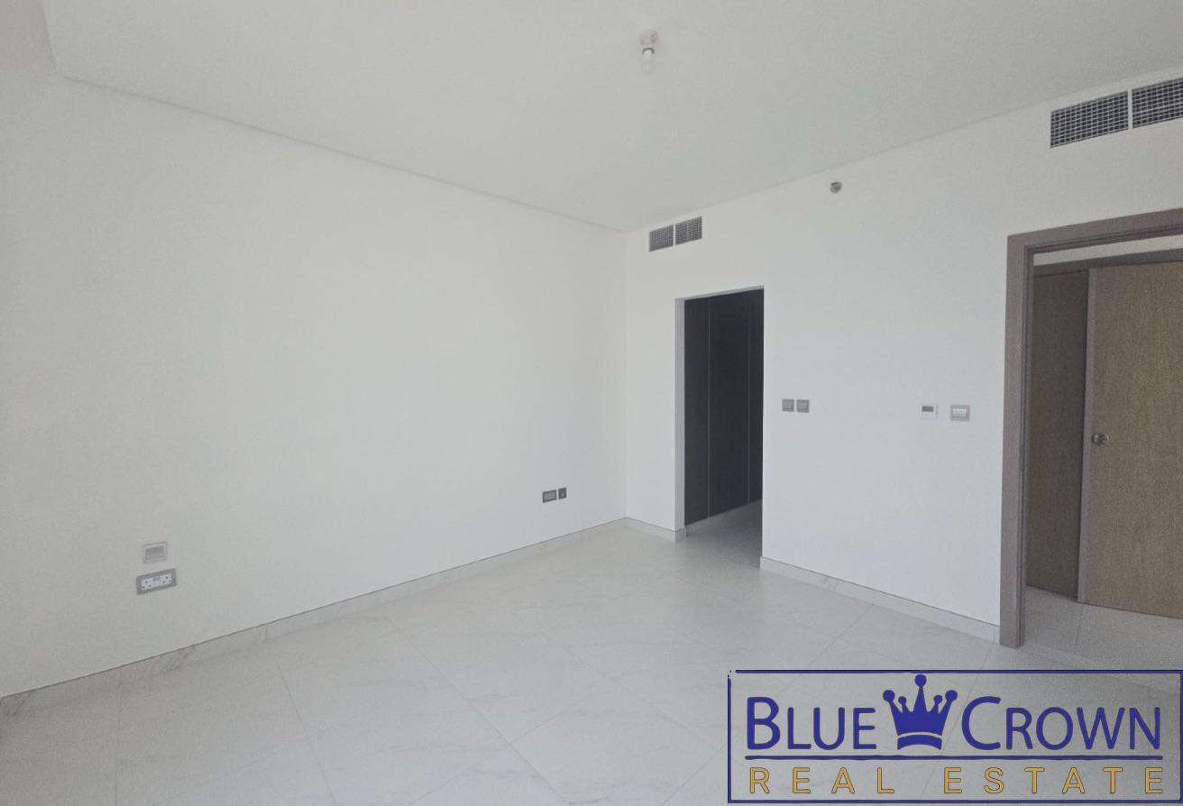 Modern 1BR | Spacious Layout/ corner unit photo 7