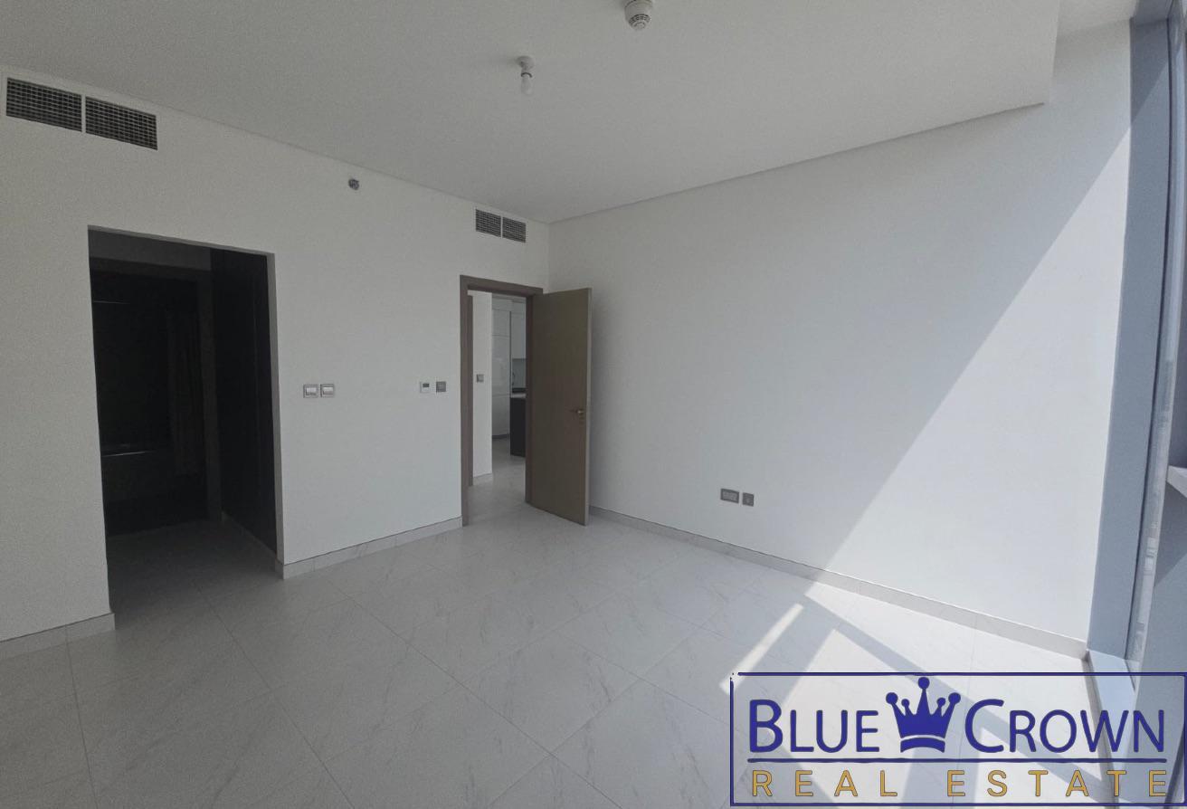 Modern 1BR | Spacious Layout/ corner unit photo 4