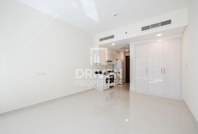 Well Maintained Unit | Pool View | Vacant photo 3