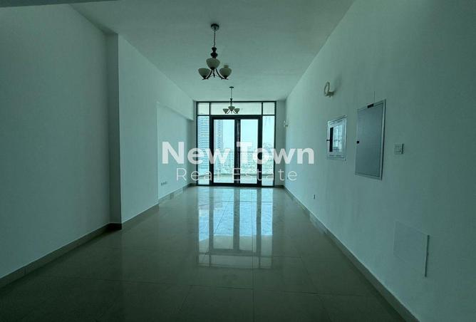 Spacious Corner | Mid Floor | Unfurnished photo 2