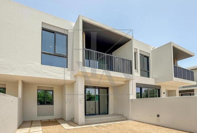 Ready to Move | 3BR Townhouse | Family Community