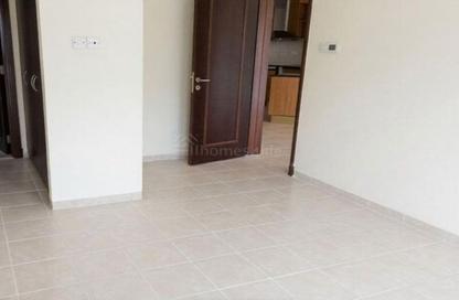 شقة - غرفة نوم - 2 حمامات للايجار في مبنى 129 - طراز حديث - ديسكفري جاردنز - دبي