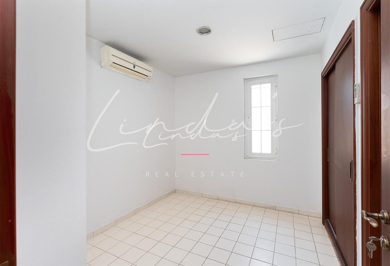 Single Row | well maintained | Prime location photo 15