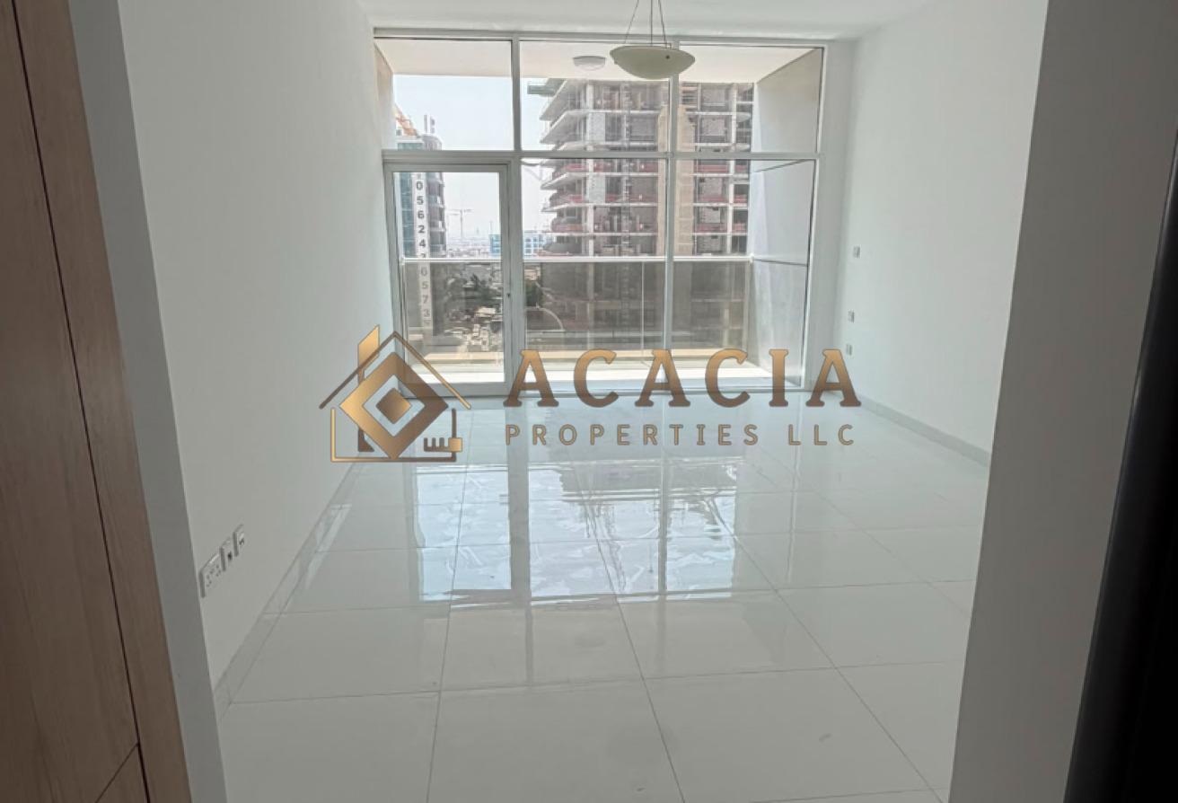 Bright and Spacious I Prime Location I Vacant photo 6
