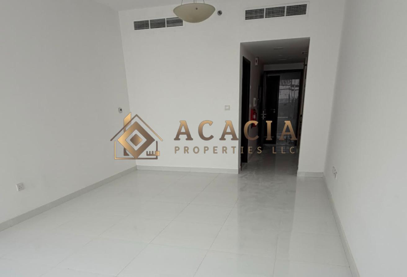 Bright and Spacious I Prime Location I Vacant photo 5