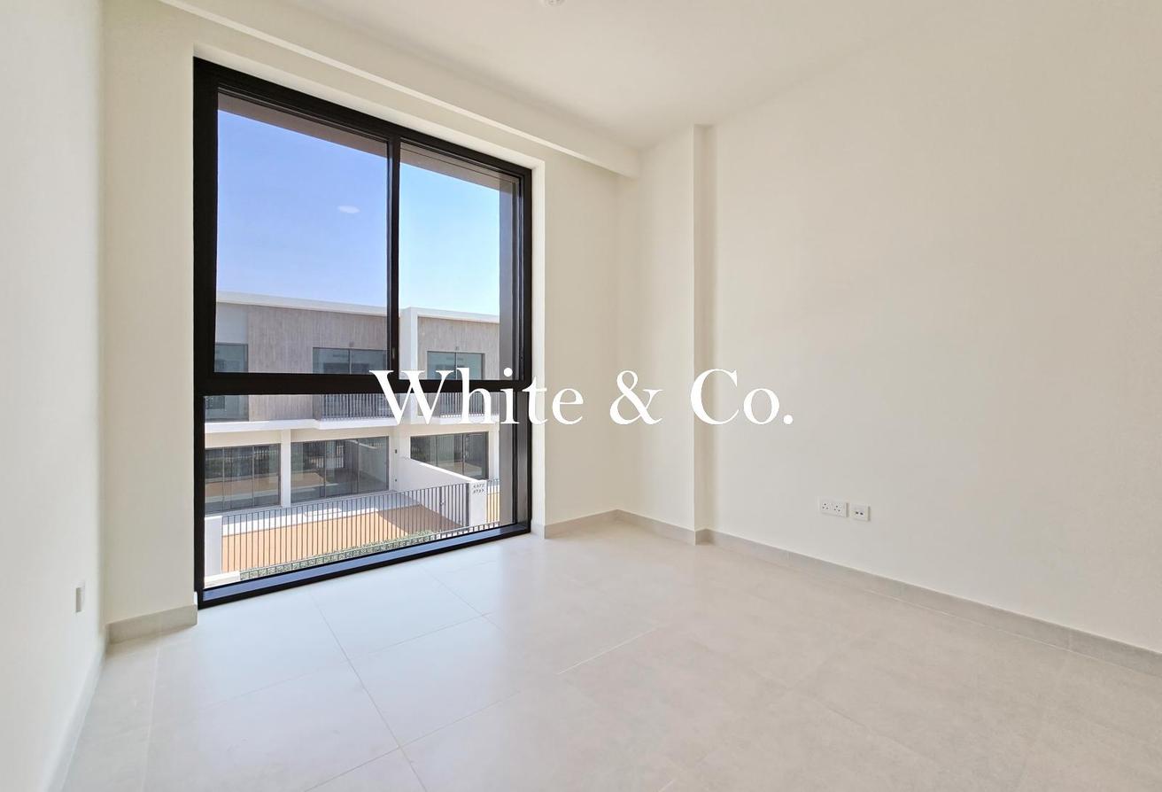 Single Row | Spacious | Ready to Move In photo 12