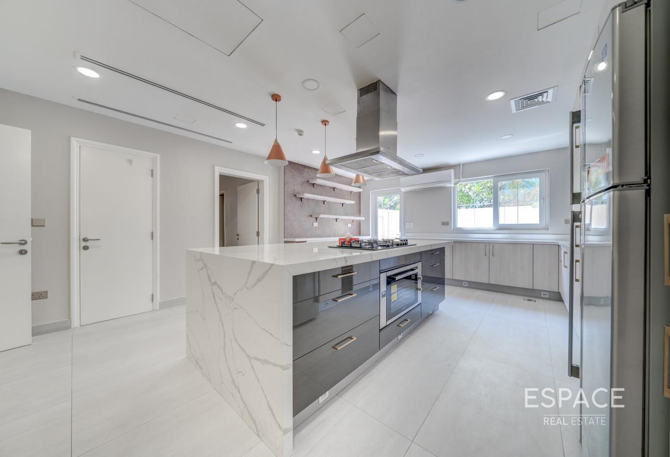 Upgraded | Extended | Immaculate Condition photo 6