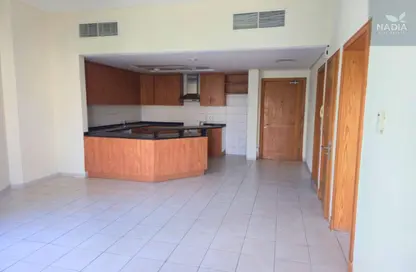 شقة - غرفة نوم - 2 حمامات للايجار في مبنى 196 - طراز مغولي - ديسكفري جاردنز - دبي