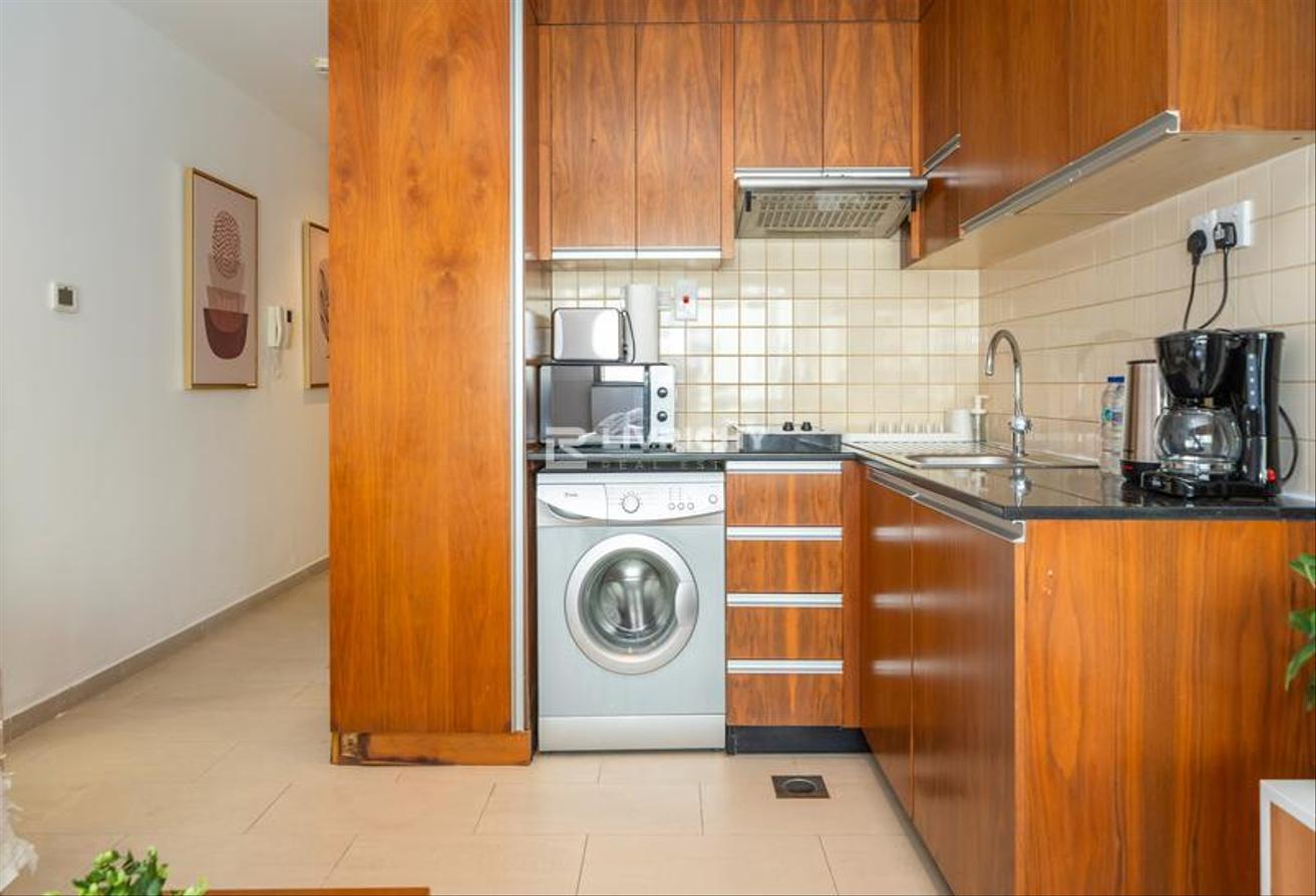 FULLY FURNISHED | MODERN STUDIO | FULLY UPGRADED photo 8