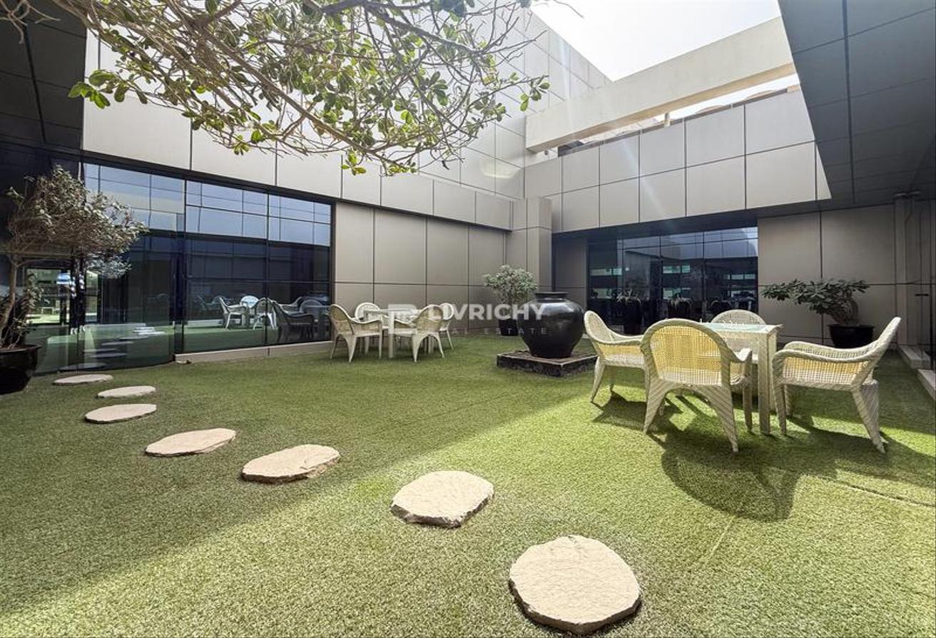 FULLY FURNISHED | MODERN STUDIO | FULLY UPGRADED photo 14