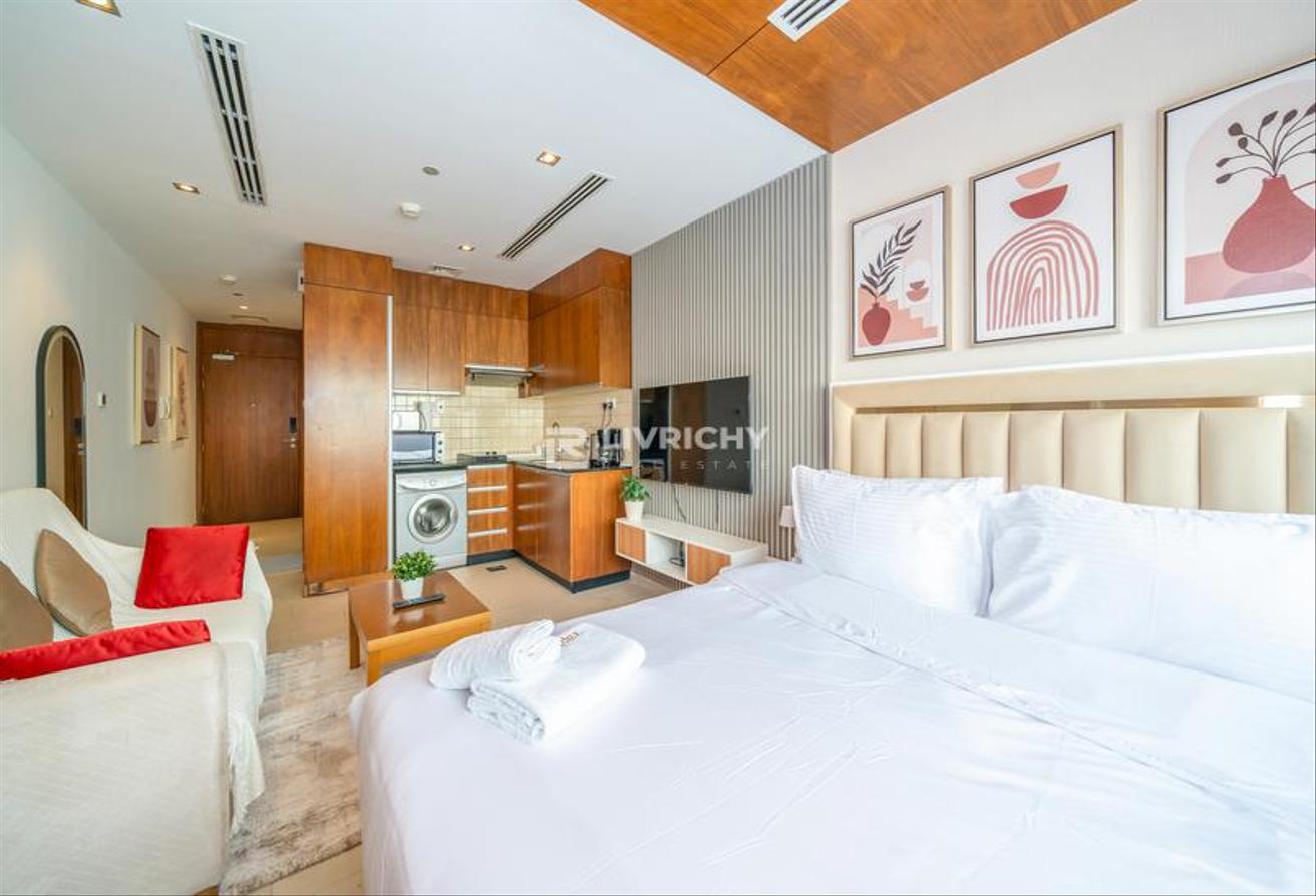FULLY FURNISHED | MODERN STUDIO | FULLY UPGRADED photo 4