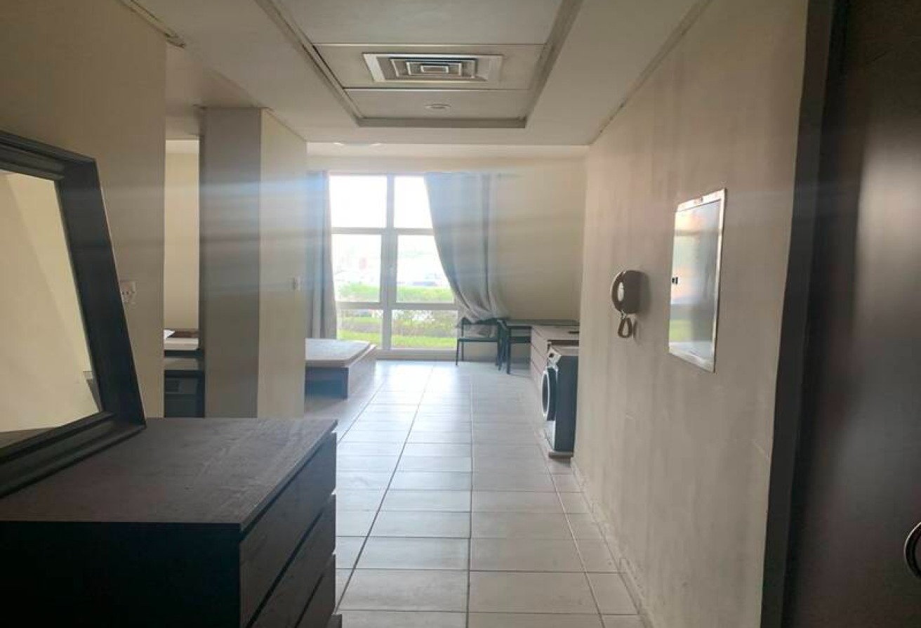 FULLY FURNISHED STUDIO | WALK TO METRO | VACANT gallery image