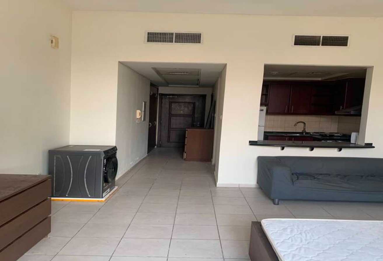 FULLY FURNISHED STUDIO | WALK TO METRO | VACANT gallery image