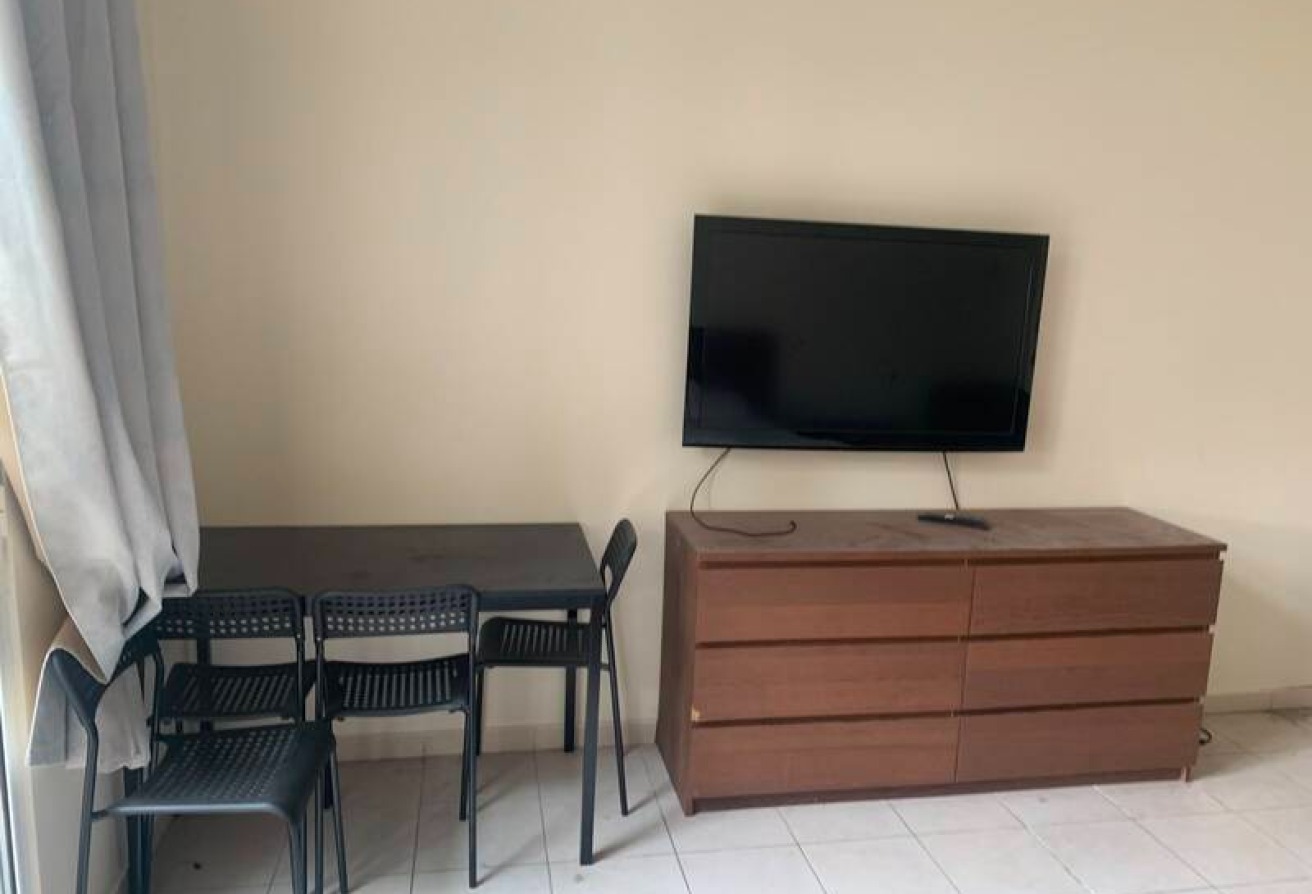 FULLY FURNISHED STUDIO | WALK TO METRO | VACANT gallery image