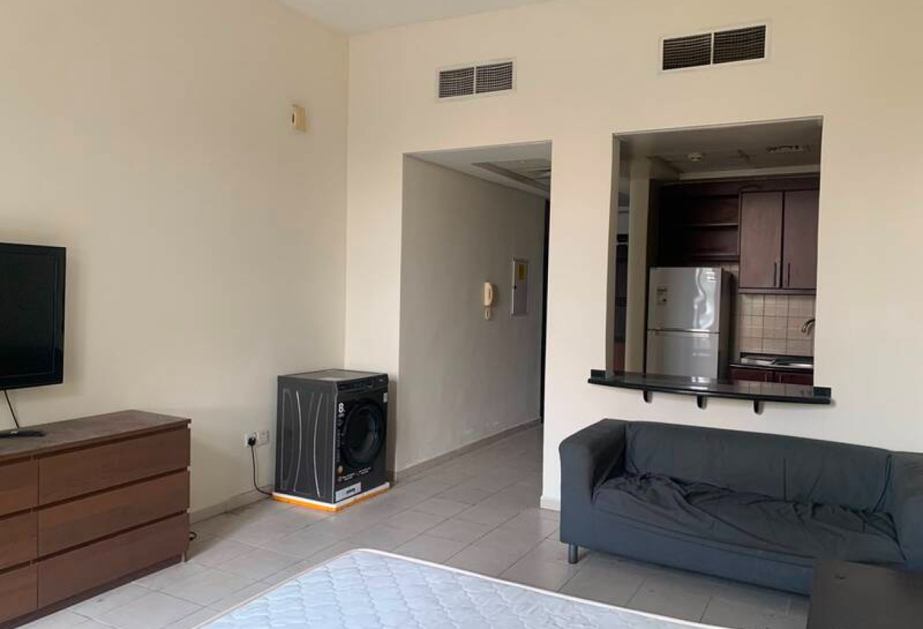FULLY FURNISHED STUDIO | WALK TO METRO | VACANT gallery image