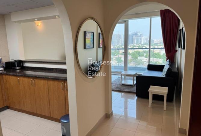 Vacant on Oct 15 | Mid Floor | Community View photo 3