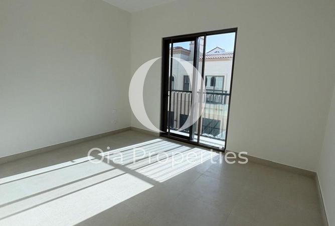 3-bed townhouse in Toledo · Brand new · Maid's room — photo 2