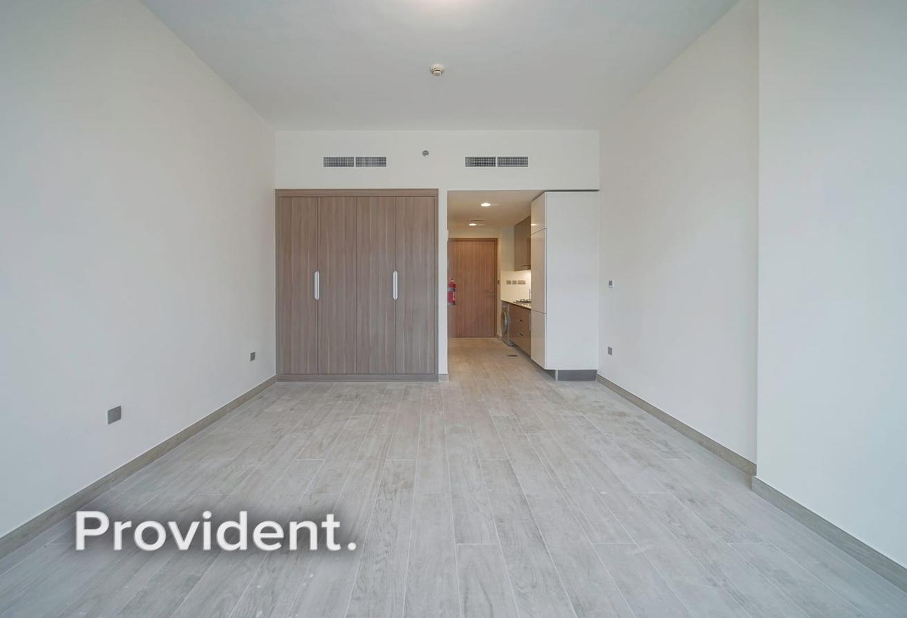 Unfurnished | Ready to Move | Mid Floor photo 5