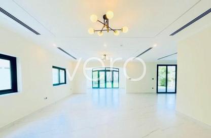 Villa - 3 Bedrooms - 4 Bathrooms for rent in District 7 - Jumeirah Park - Dubai