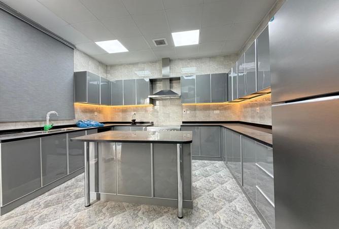 4 BR Upgraded Villa in Al Aweer with 3 Parking photo 2