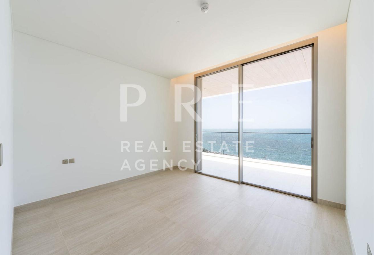 Coastal Sophistication | Four-Bedroom Waterfront Residence | Palm Jumeirah photo 11