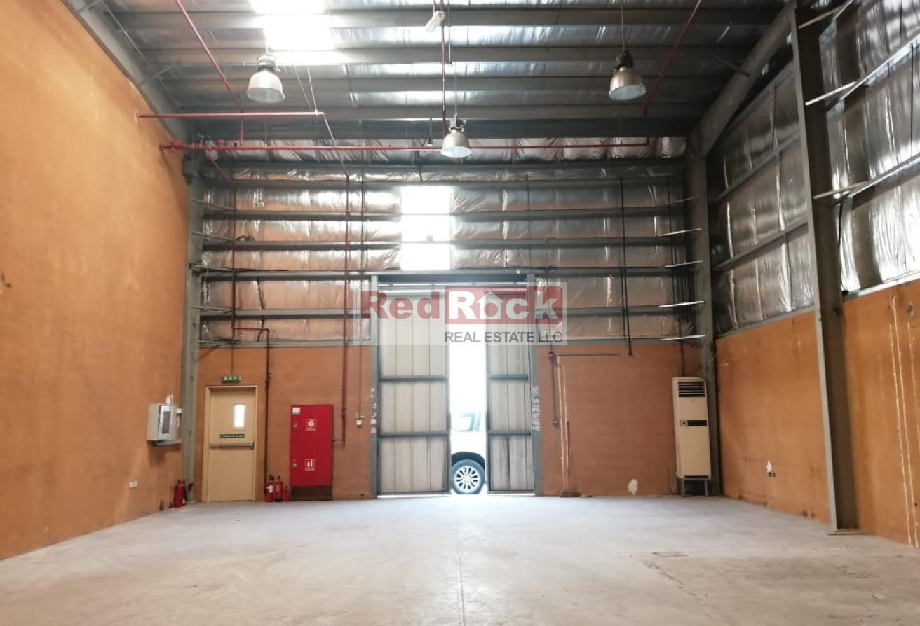 Premium Road-Facing Pillar Free Warehouse