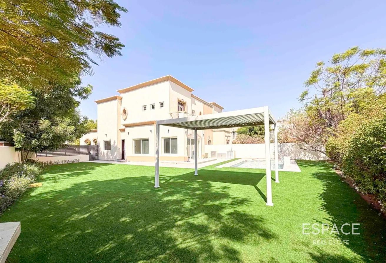 Fully Upgraded | 4-Bedroom Villa | Private Pool photo 2