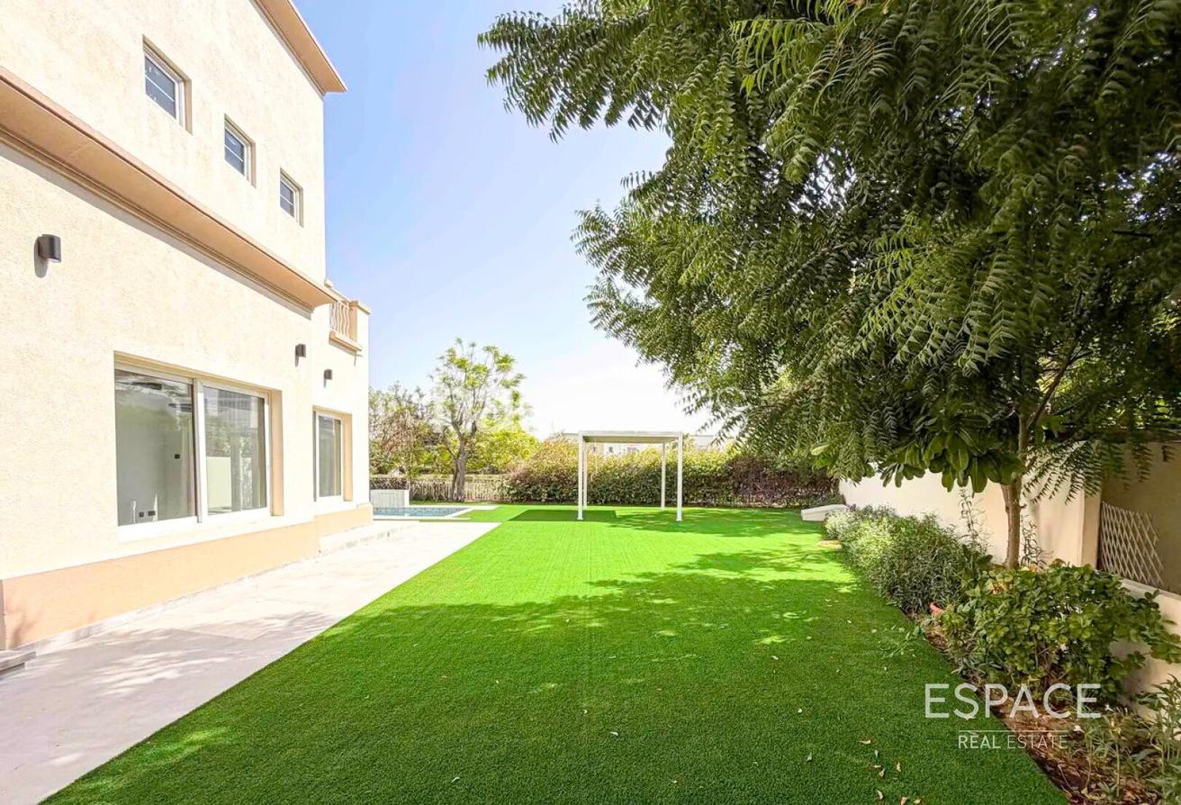 Fully Upgraded | 4-Bedroom Villa | Private Pool photo 13