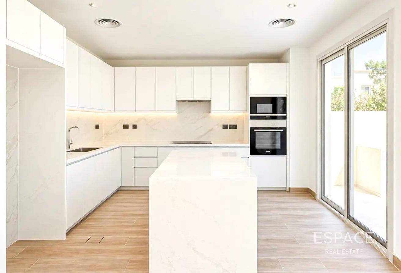 Fully Upgraded | 4-Bedroom Villa | Private Pool photo 4