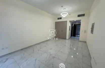 شقة - 1 حمام للايجار في الوردة بيضاء - الضاحية 12 - قرية جميرا الدائرية - دبي