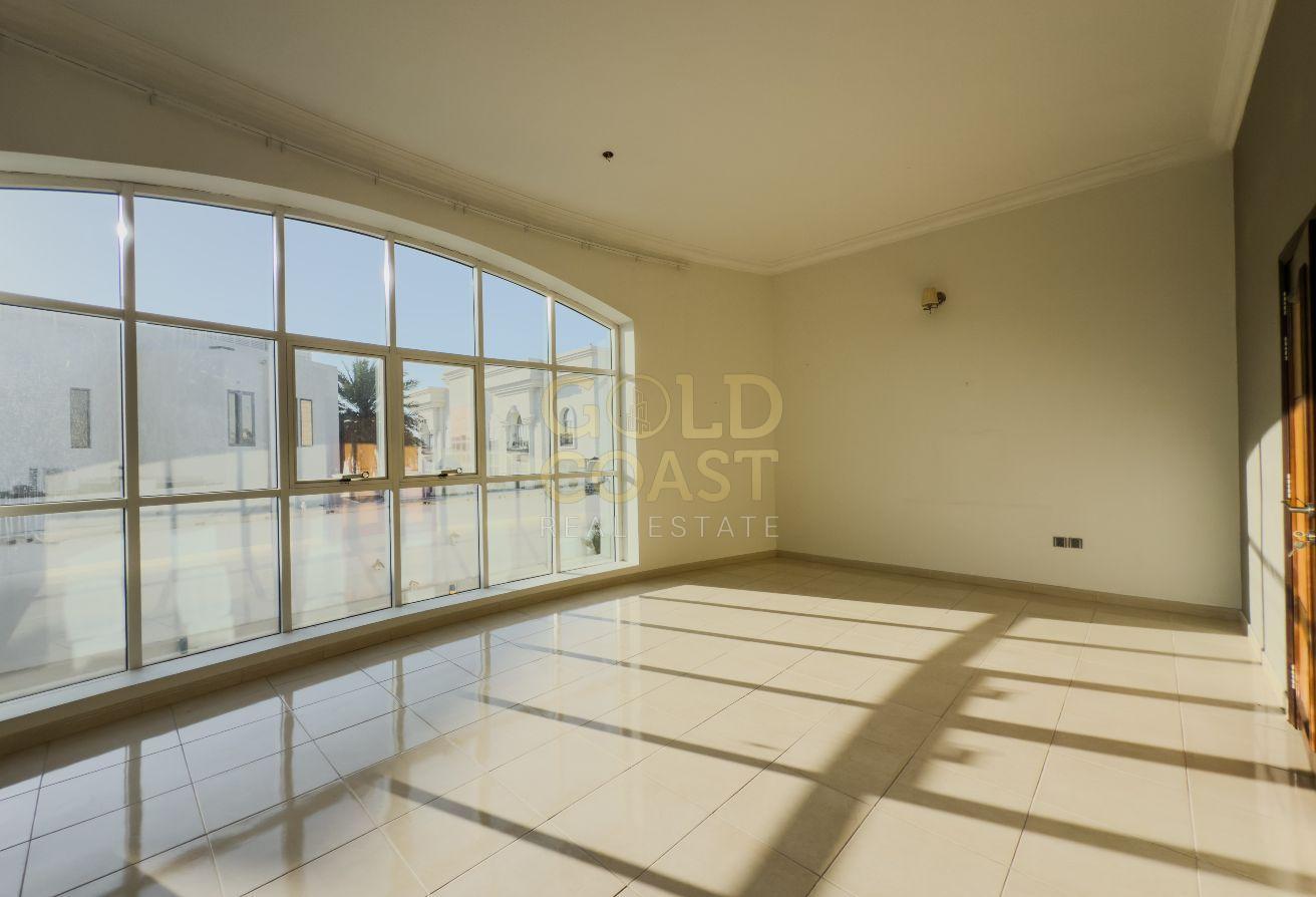 5BR Villa | Spacious layout | Prime Location photo 3