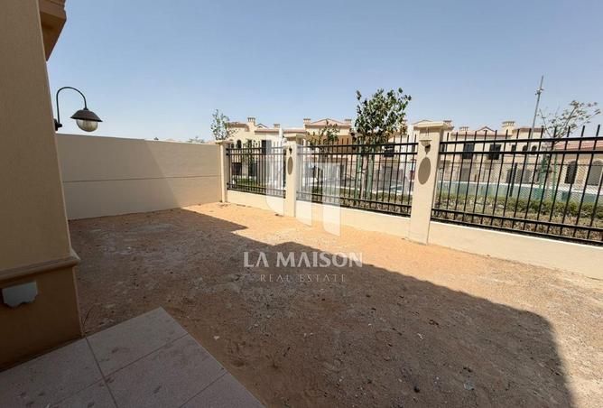 3-bed townhouse in Toledo · Vacant · Pool view — photo 2