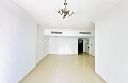 شقة - 2 غرف نوم - 3 حمامات للايجار في الممزر بلازا - شارع التعاون - التعاون - الشارقة
