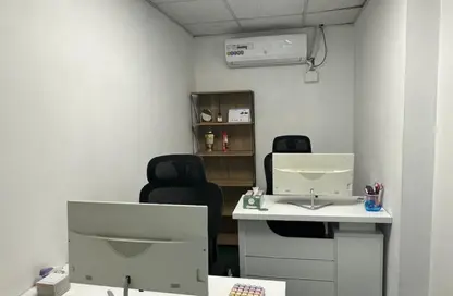 مركز أعمال - استوديو - 2 حمامات للايجار في بناية الكاظم - منطقة حديقة الكرامة - الكرامة - دبي