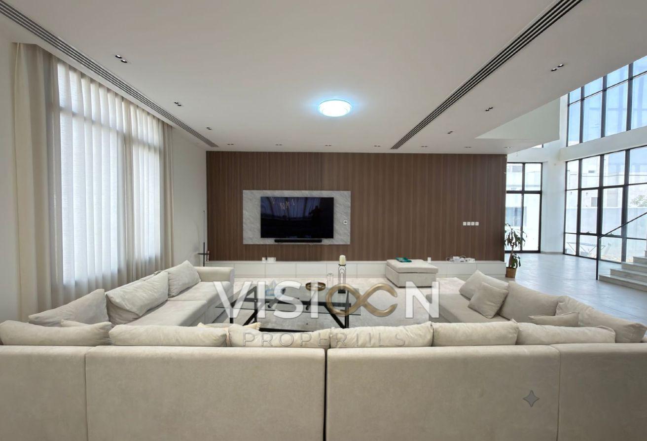 specious 5 BR - elegant - modern villa photo 4