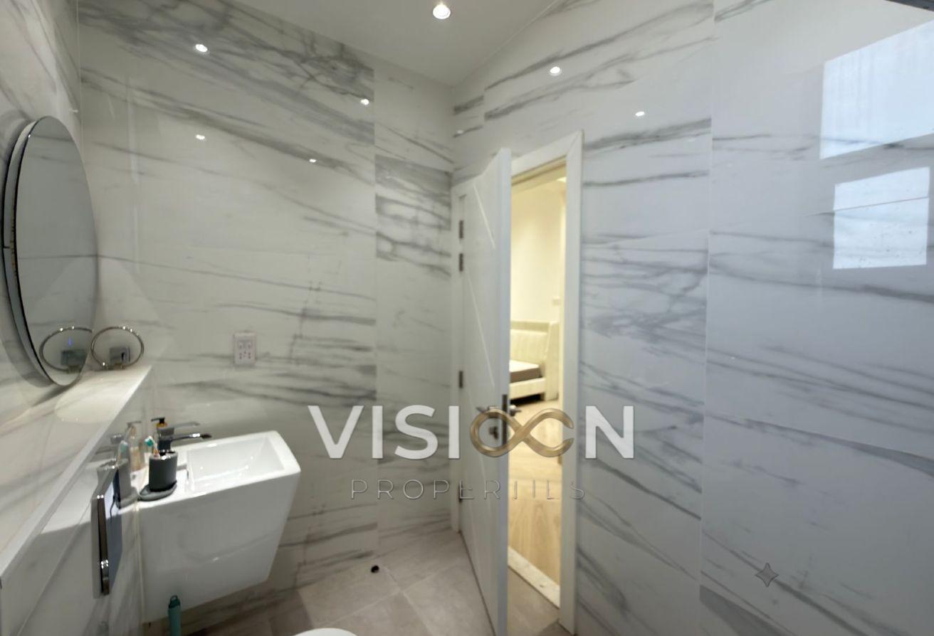 specious 5 BR - elegant - modern villa photo 22