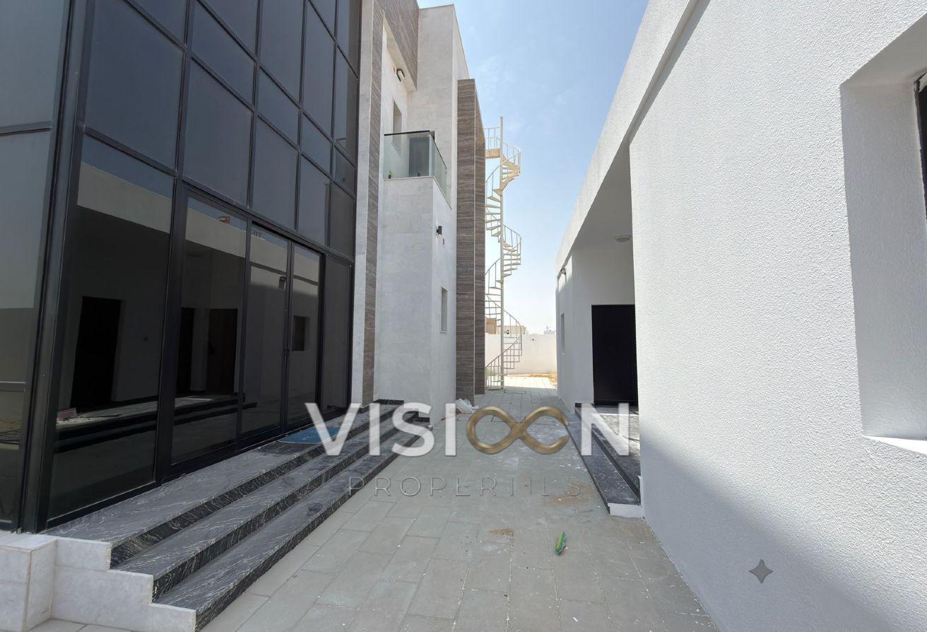 specious 5 BR - elegant - modern villa photo 2